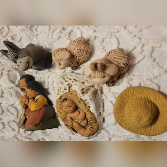CIAP Miniature Figurines Nativity Set Lot Of 8 Sheep Cow Baby Hat - Picture 5 of 8